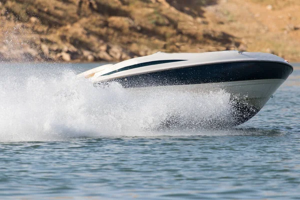 Boot Drijft Snelheid Van Het Meer Het Park Natuur — Stockfoto