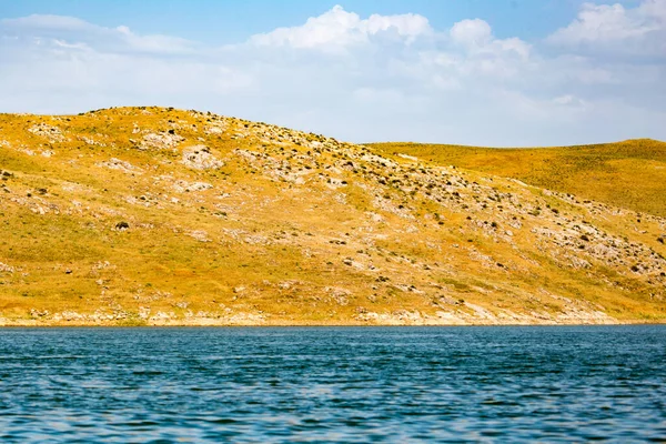Bellissimo Lago Tra Montagne Del Kazakistan — Foto Stock
