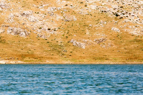 哈萨克斯坦山区的一个美丽的湖泊 — 图库照片