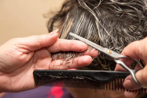 Weibliche Haarschneideschere Schönheitssalon — Stockfoto