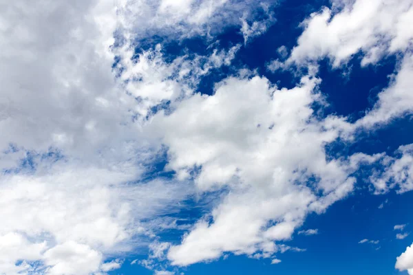 Nuvole Nel Cielo Blu Nel Parco Nella Natura — Foto Stock