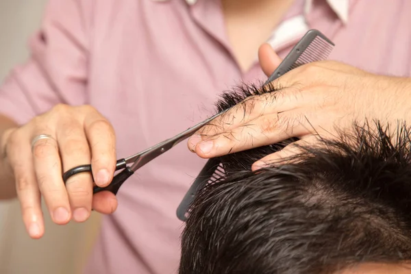 Corte Pelo Los Hombres Con Tijeras Salón Fotos Estudio —  Fotos de Stock