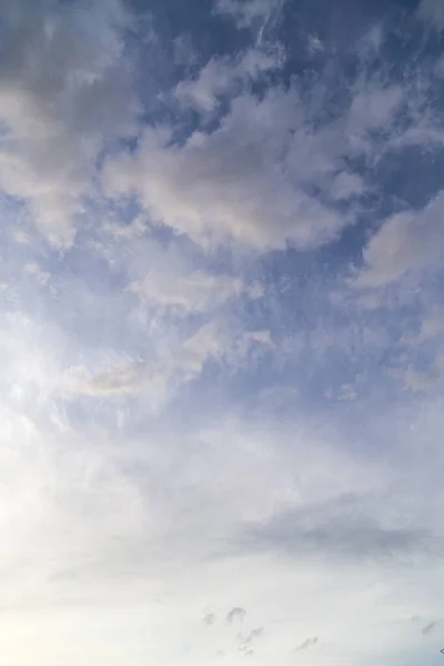 Belas Nuvens Contra Céu Azul Parque Natureza — Fotografia de Stock