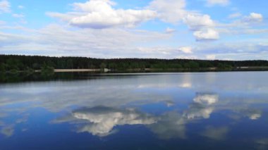 Su yüzeyine yansıyan bulutların sakin görüntüleri.