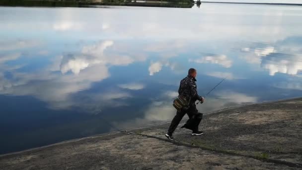 Сценічні Кадри Рибної Ловлі Людини Спокійному Озері Відзеркаленням Хмар Поверхні — стокове відео
