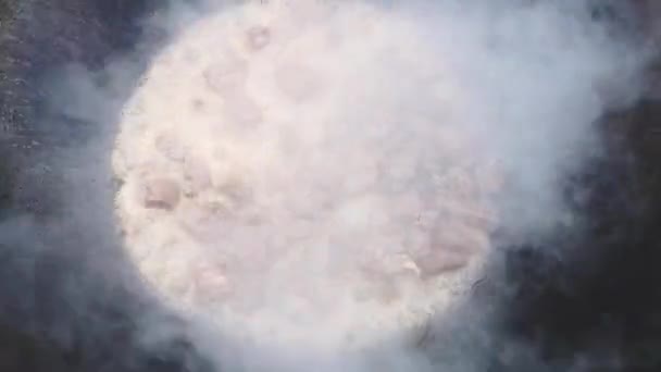 大锅肉质土豆泥制备的特写镜头 — 图库视频影像