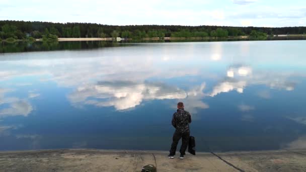 Imágenes Escénicas Del Hombre Pescando Lago Tranquilo Con Reflejo Nubes — Vídeo de stock
