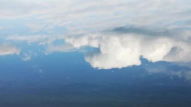 Gros Plan Séquences Tranquilles Nuages Reflétant Dans Surface Eau — Video