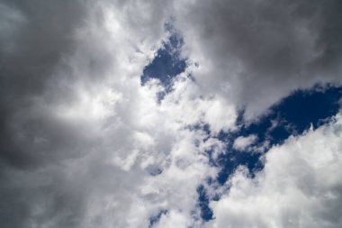 Arkaplan olarak gökyüzünde kara bulutlar .