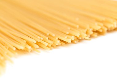 Beyaz arka planda erişte. Fotoğraflar stüdyoda.