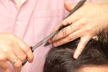 Kuaförde erkek saç kesimi ve makas. Fotoğraflar stüdyoda.