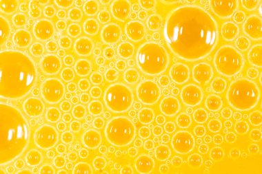 Arka plan olarak sarı yumurta sarısı köpüğü. makro .