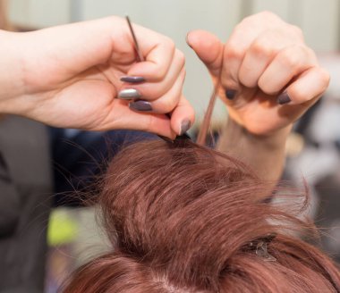 Berber güzellik salonunda çalışıyor. Fotoğraflar stüdyoda.