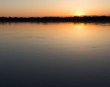 Nehirde güzel bir gün batımı. Doğadaki parkta.