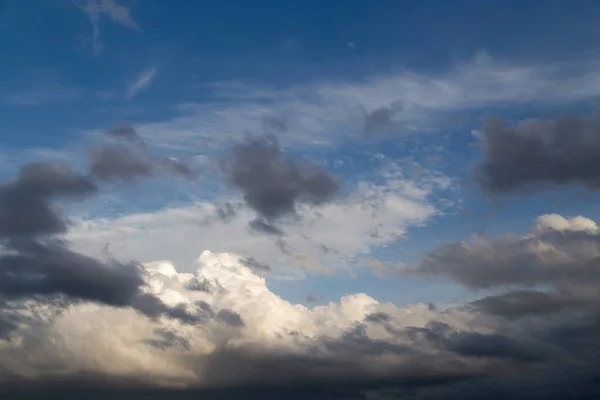 Awan Indah Saat Matahari Terbenam Sebagai Latar Belakang Taman Alam — Stok Foto