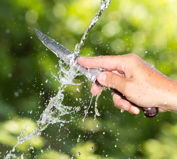 Uma Faca Sua Mão Spray Água — Fotografia de Stock