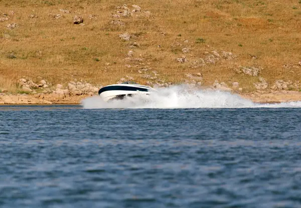 Boot Drijft Snelheid Van Het Meer Het Park Natuur — Stockfoto