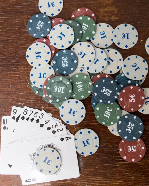 Casino Fichas Cartas Sobre Mesa —  Fotos de Stock