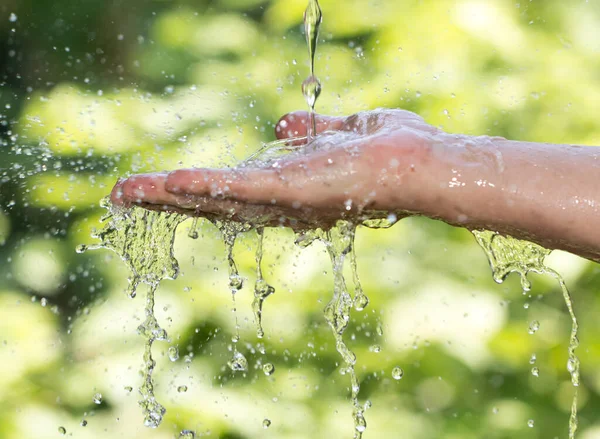 Mano Nell Acqua Natura Nel Parco Nella Natura — Foto Stock