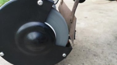 Elektrikli bileyiciyle bileyen bahçe aletinin yakın çekim görüntüleri.
