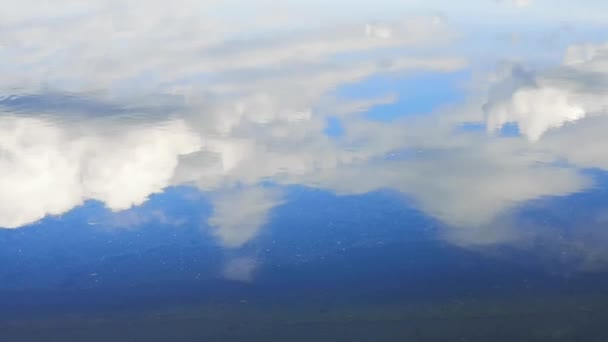 Gros Plan Séquences Tranquilles Nuages Reflétant Dans Surface Eau — Video