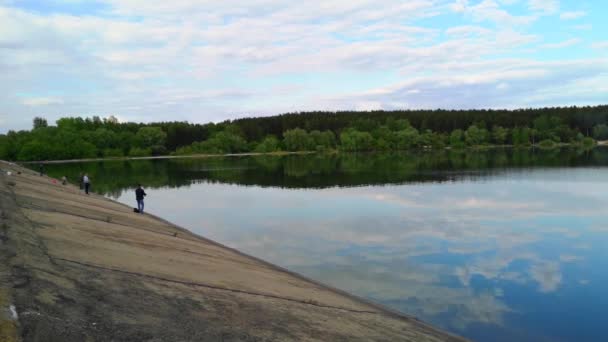Живописные Кадры Рыбалки Спокойном Озере Отражением Облаков Поверхности Воды — стоковое видео