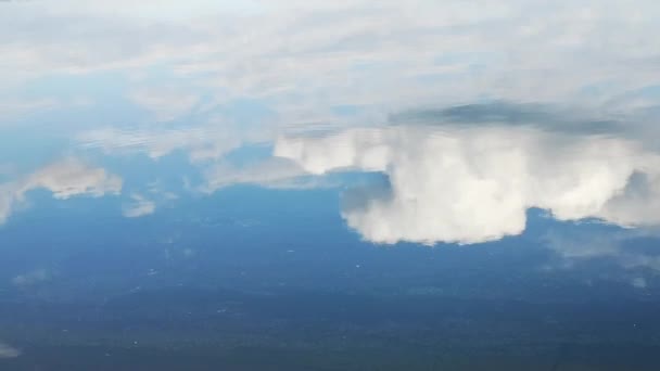 Gros Plan Séquences Tranquilles Nuages Reflétant Dans Surface Eau — Video