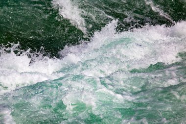 Nehrin fırtınalı suları bir zemin gibi .