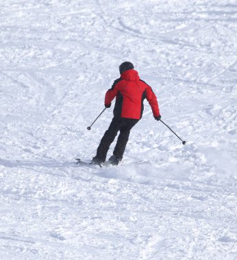 İnsanlar kışın karda kayak yapıyor. .