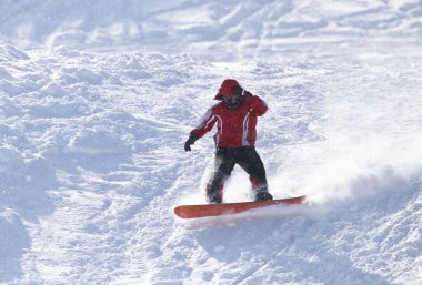 Kar üzerinde snowboard yapan insanlar. Doğadaki parkta.