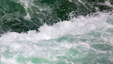 Nehrin fırtınalı suları bir zemin gibi .