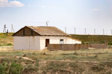 Kazakistan 'ın bozkırlarında bir ev. Doğadaki parkta.