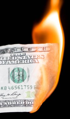 Siyah arka planda yanan 100 dolar. .