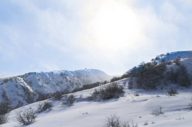 Güzel Tien-Shan dağları karda. Kışın .
