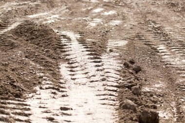 Yerdeki arabanın izi. .