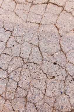 Arka plan olarak eski kaldırımdaki çatlaklar .