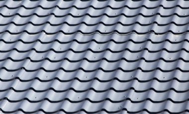 Arka planda metal çatı var. Soyut bir dokunun fotoğrafı