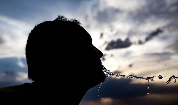 Mens Sprenkelt Water Bij Zonsondergang Het Park Natuur — Stockfoto