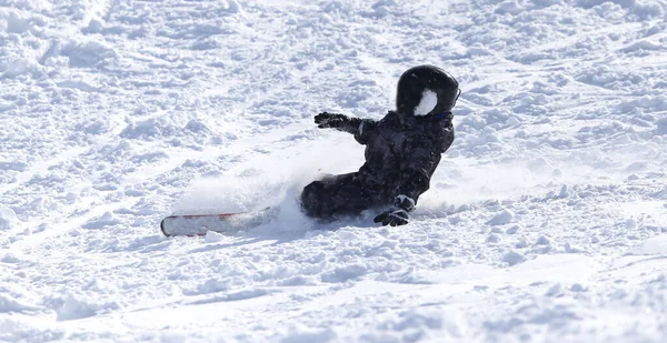 冬天人们在雪地上滑雪板 — 图库照片