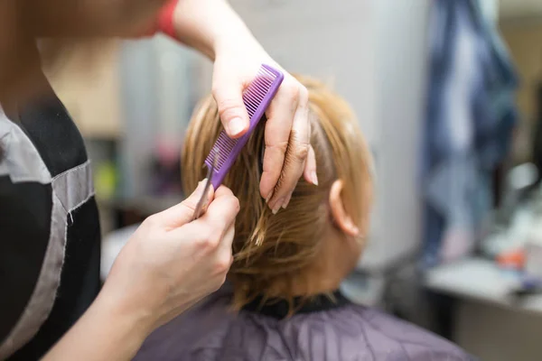 Female Hair Cutting Scissors Beauty Salon — Stock Photo, Image