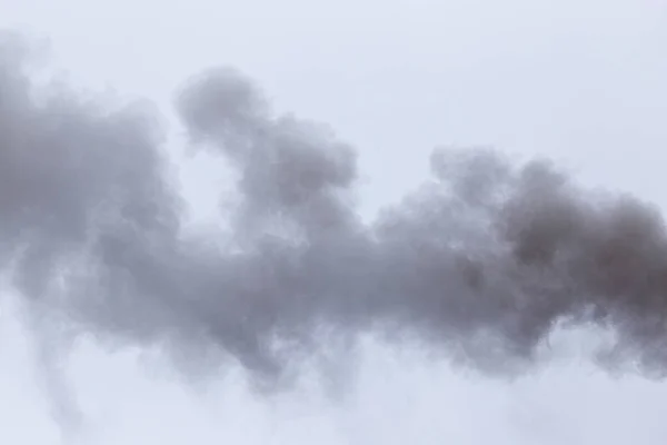 Rook Uit Een Pijp Een Bewolkte Lucht — Stockfoto