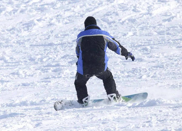 人们在雪地上滑雪板 在大自然的公园里 — 图库照片