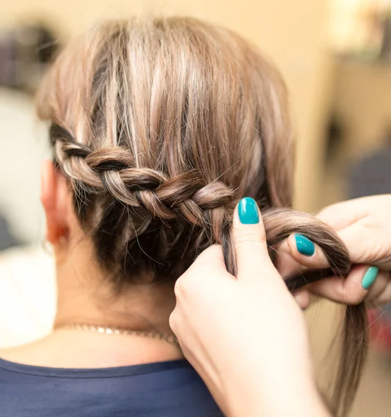 Tisser Des Tresses Dans Salon Beauté — Photo