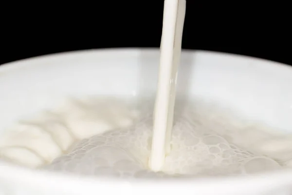 ミルクが黒い背景に飛び散った 抽象的な質感の写真 — ストック写真