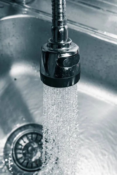 Acqua Dal Rubinetto Nel Lavandino — Foto Stock