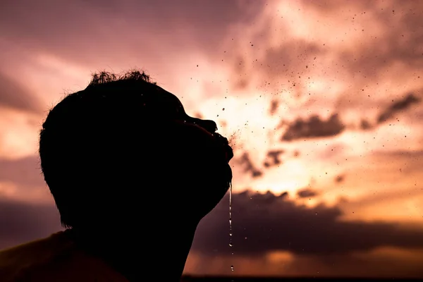Mens Sprenkelt Water Bij Zonsondergang Het Park Natuur — Stockfoto