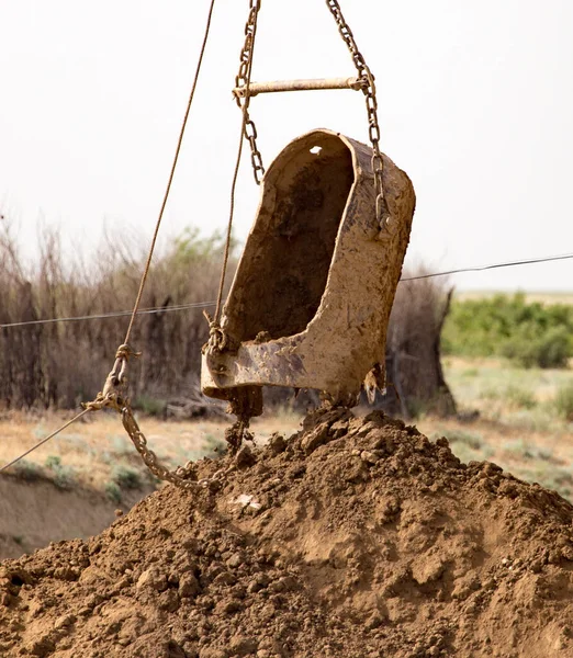 挖掘机在挖一个大桶 在大自然的公园里 — 图库照片