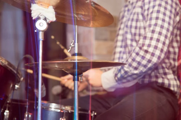 ドラムセットを演奏する スタジオの写真 — ストック写真