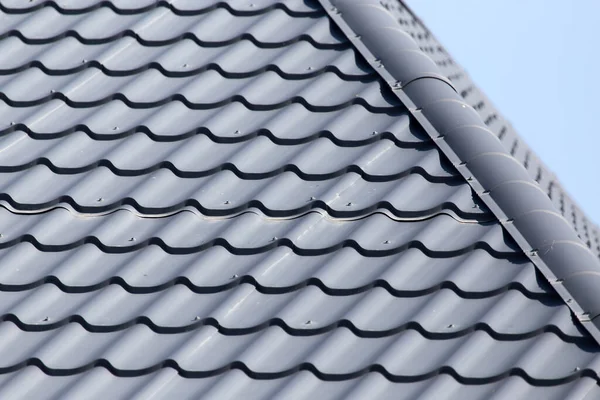 金属屋根の屋根を背景に 抽象的な質感の写真 — ストック写真