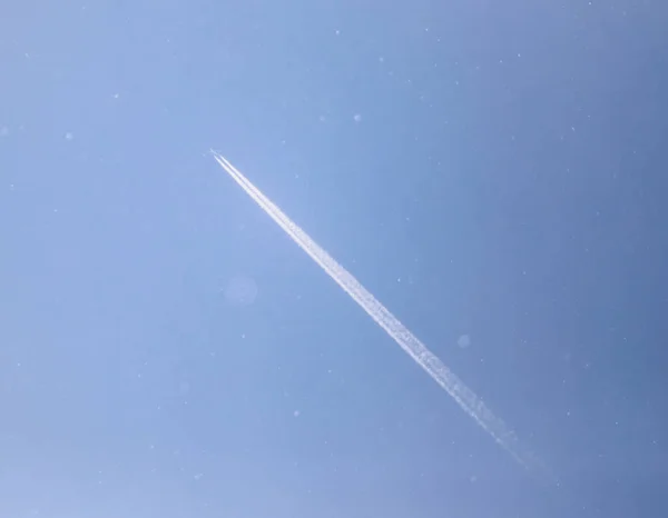 Spoor Van Een Vliegtuig Tegen Blauwe Lucht — Stockfoto
